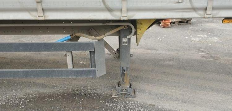 SCHMITZ SEMI-REMORQUE BACHEE 3 ESSIEUX AVEC HAYON DHOLLANDIA 2000KG – PTAC 39 TONNES  FB-609-YF
