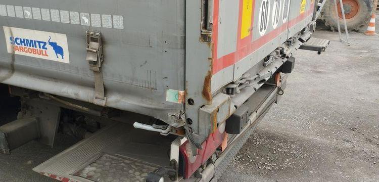 SCHMITZ SEMI-REMORQUE BACHEE 3 ESSIEUX AVEC HAYON DHOLLANDIA 2000KG – PTAC 39 TONNES  FB-609-YF
