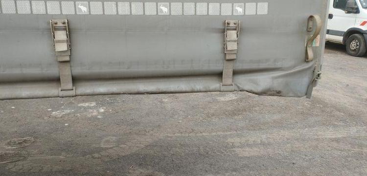 SCHMITZ SEMI-REMORQUE BACHEE 3 ESSIEUX AVEC HAYON DHOLLANDIA 2000KG – PTAC 39 TONNES  FB-609-YF
