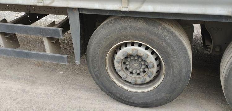 SCHMITZ SEMI-REMORQUE BACHEE 3 ESSIEUX AVEC HAYON DHOLLANDIA 2000KG – PTAC 39 TONNES  FB-609-YF