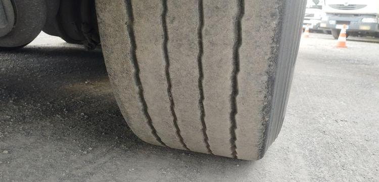 SCHMITZ SEMI-REMORQUE BACHEE 3 ESSIEUX AVEC HAYON DHOLLANDIA 2000KG – PTAC 39 TONNES  FB-609-YF