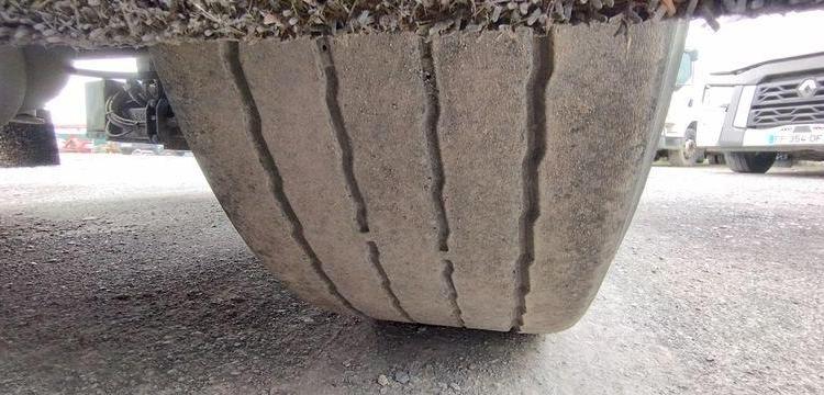 SCHMITZ SEMI-REMORQUE BACHEE 3 ESSIEUX AVEC HAYON DHOLLANDIA 2000KG – PTAC 39 TONNES  FB-609-YF