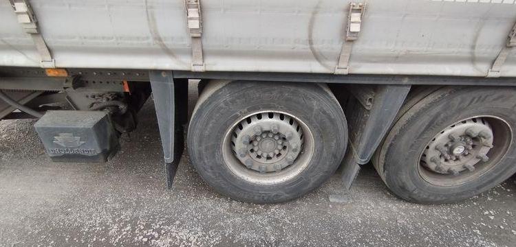 SCHMITZ SEMI-REMORQUE BACHEE 3 ESSIEUX AVEC HAYON DHOLLANDIA 2000KG – PTAC 39 TONNES  FB-609-YF