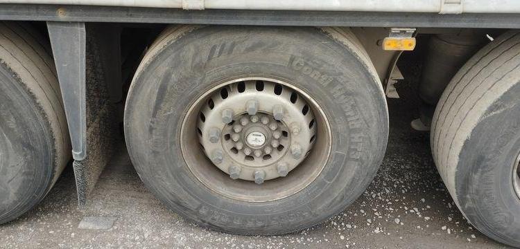 SCHMITZ SEMI-REMORQUE BACHEE 3 ESSIEUX AVEC HAYON DHOLLANDIA 2000KG – PTAC 39 TONNES  FB-609-YF