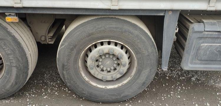 SCHMITZ SEMI-REMORQUE BACHEE 3 ESSIEUX AVEC HAYON DHOLLANDIA 2000KG – PTAC 39 TONNES  FB-609-YF