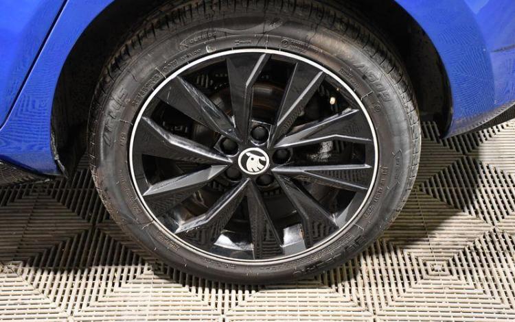 SKODA FABIA BLEU FC-370-PD