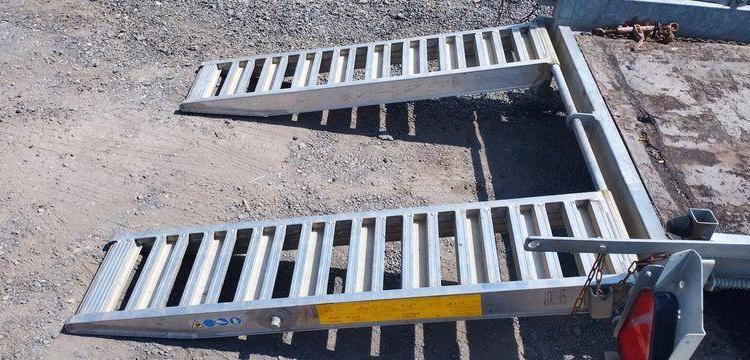HUBIERE REMORQUE PORTE ENGIN 2 ESSIEUS – PTAC : 2,5 TONNES – ANNEE 2019  FD-949-LT