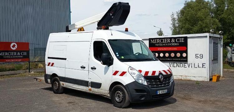 RENAULT MASTER  AVEC NACELLE 12 A 14 M KLUBB BLANC FE-658-BJ