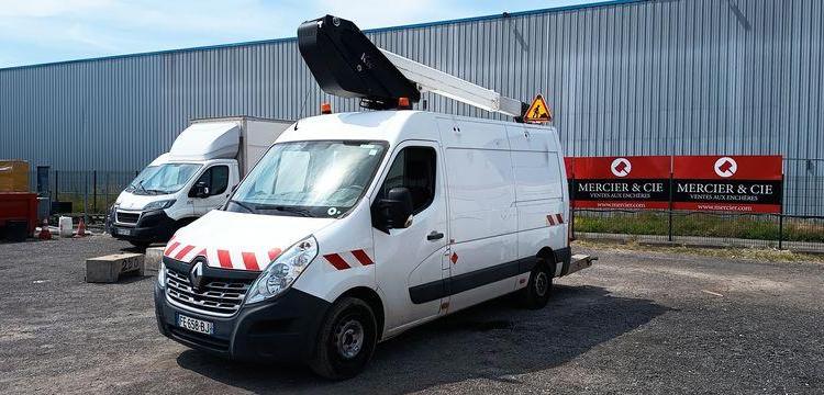 RENAULT MASTER  AVEC NACELLE 12 A 14 M KLUBB BLANC FE-658-BJ