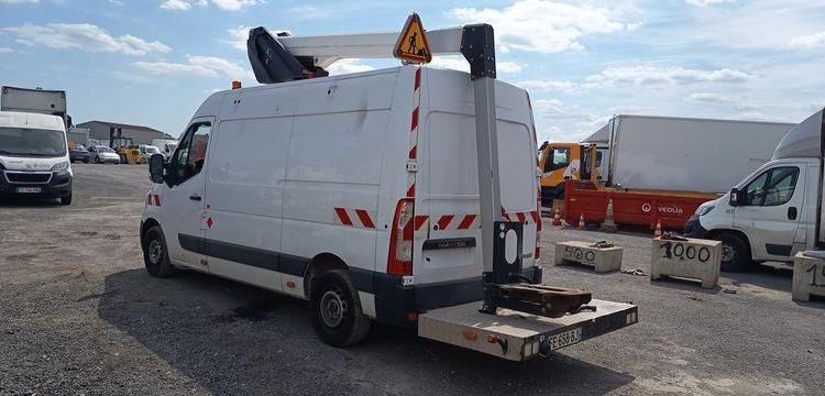 RENAULT MASTER  AVEC NACELLE 12 A 14 M KLUBB BLANC FE-658-BJ