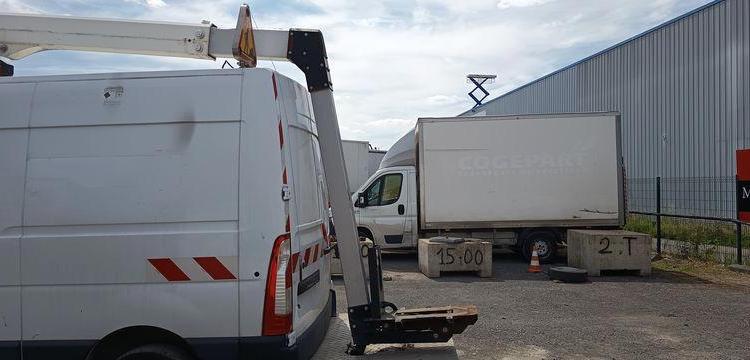 RENAULT MASTER  AVEC NACELLE 12 A 14 M KLUBB BLANC FE-658-BJ