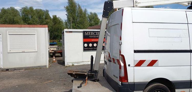 RENAULT MASTER  AVEC NACELLE 12 A 14 M KLUBB BLANC FE-658-BJ