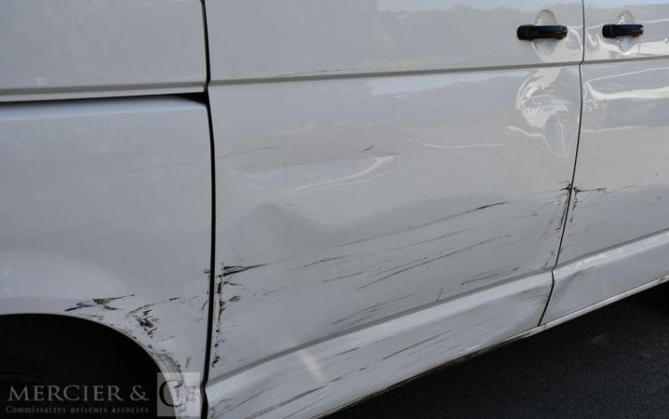VOLKSWAGEN TRANSPORTER BLANC FV-761-FF