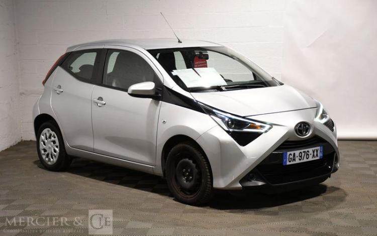 TOYOTA AYGO GRIS GA-976-XX
