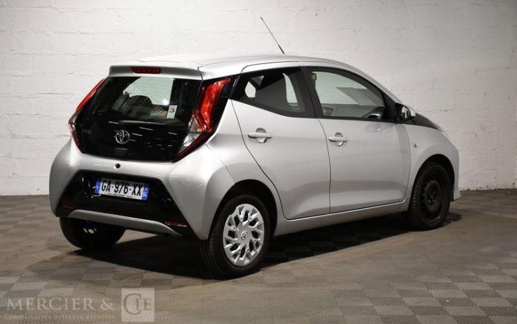 TOYOTA AYGO GRIS GA-976-XX