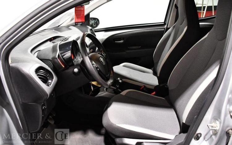 TOYOTA AYGO GRIS GA-976-XX