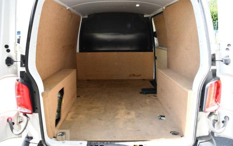 VOLKSWAGEN TRANSPORTER BLANC GC-242-SA