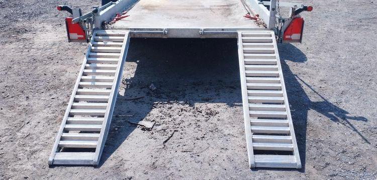 HUBIERE REMORQUE PORTE ENGIN 2 ESSIEUX PTAC 3,5 TONNES  GE-700-AC
