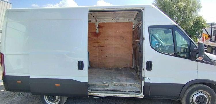 IVECO DAILY 6 FOURGON 35S14 2,3 D 16V 136CV – DIESEL – 77481 KMS – ANNEE 2022 BLANC GF-317-PX