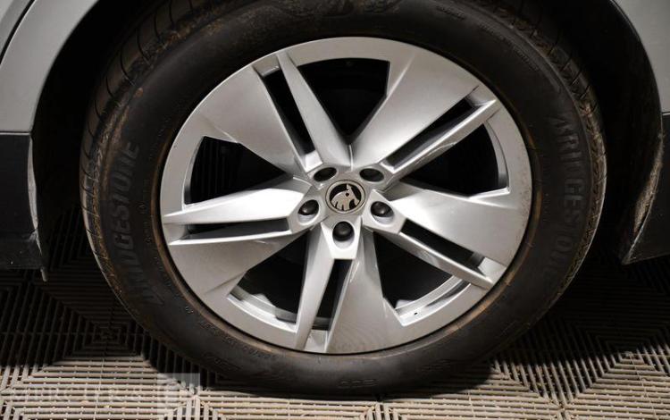 SKODA ENYAQ IV 204ch 82 kWh LOFT GRIS GN-881-CP