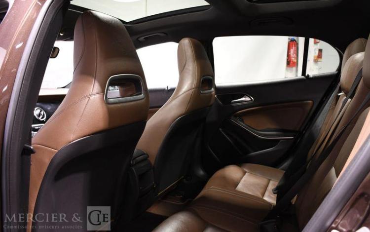 MERCEDES GLA 220 CDI 4 MATIC BVA AMG MARRON GZ-635-QG