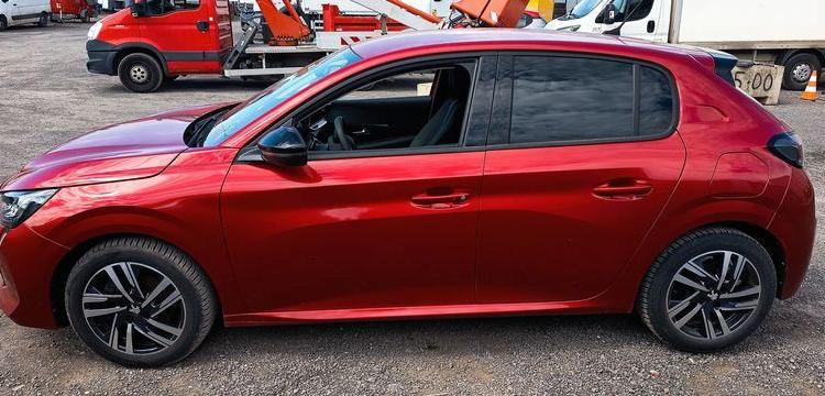 PEUGEOT 208 1,2 PURE TECH – ESSENCE – 16582 KMS ROUGE PZ2M521
