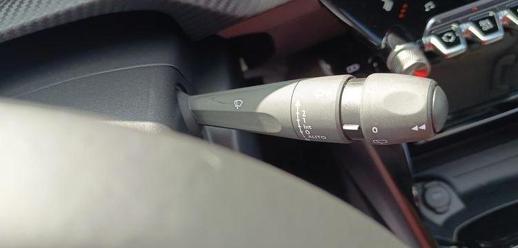 PEUGEOT 208 1,2 PURE TECH – ESSENCE – 16582 KMS ROUGE PZ2M521
