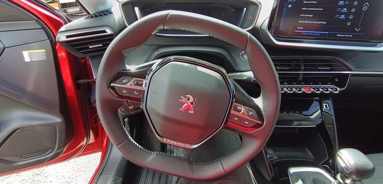 PEUGEOT 208 1,2 PURE TECH – ESSENCE – 16582 KMS ROUGE PZ2M521