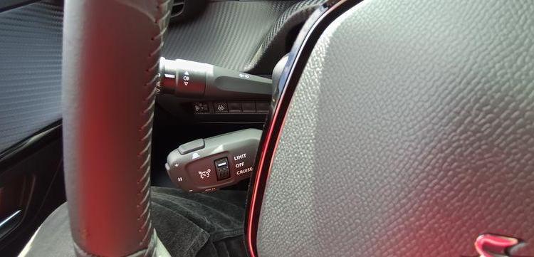 PEUGEOT 208 1,2 PURE TECH – ESSENCE – 16582 KMS ROUGE PZ2M521