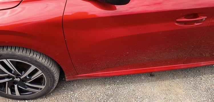 PEUGEOT 208 1,2 PURE TECH – ESSENCE – 16582 KMS ROUGE PZ2M521