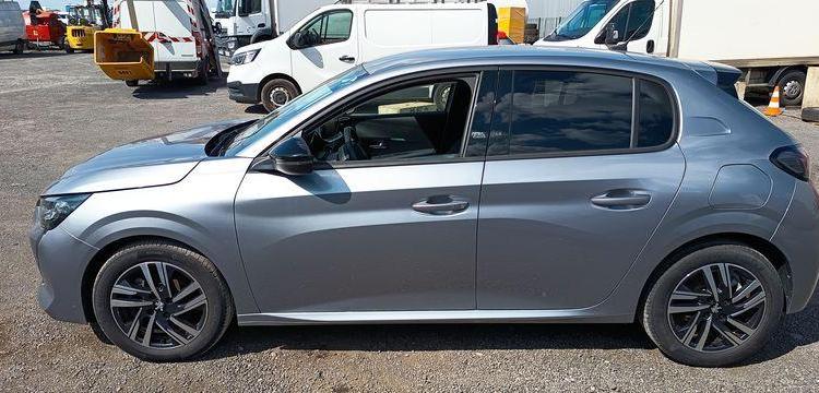 PEUGEOT 208 1.2 PURETECH 100 ALLURE – ESSENCE – 17452 KMS – ANNEE 2022 GRIS PZ2M529