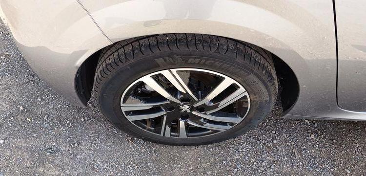 PEUGEOT 208 1.2 PURETECH 100 ALLURE – ESSENCE – 17452 KMS – ANNEE 2022 GRIS PZ2M529