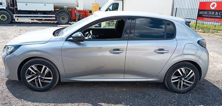 PEUGEOT 208 1.2 PURETECH 100 ALLURE – ESSENCE – 11149 KMS – ANNEE 2023 GRIS PZ2X759