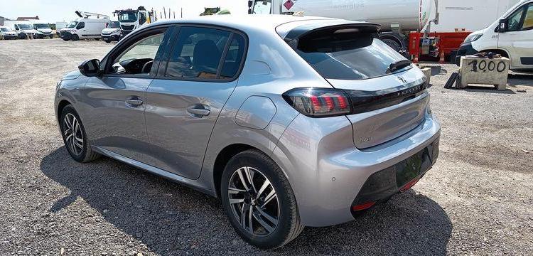 PEUGEOT 208 1.2 PURETECH 100 ALLURE – ESSENCE – 11149 KMS – ANNEE 2023 GRIS PZ2X759
