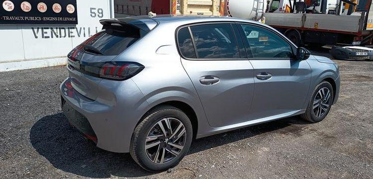 PEUGEOT 208 1.2 PURETECH 100 ALLURE – ESSENCE – 11149 KMS – ANNEE 2023 GRIS PZ2X759