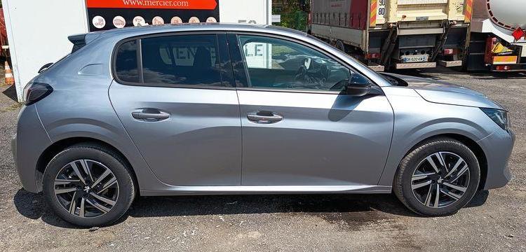 PEUGEOT 208 1.2 PURETECH 100 ALLURE – ESSENCE – 11149 KMS – ANNEE 2023 GRIS PZ2X759