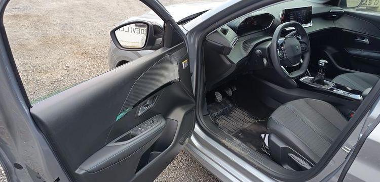 PEUGEOT 208 1.2 PURETECH 100 ALLURE – ESSENCE – 11149 KMS – ANNEE 2023 GRIS PZ2X759