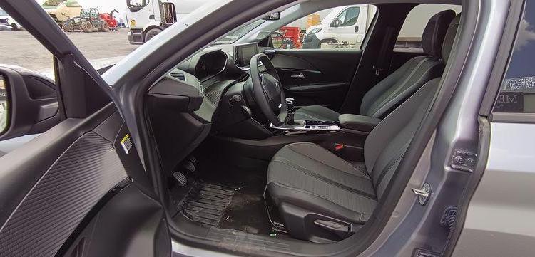 PEUGEOT 208 1.2 PURETECH 100 ALLURE – ESSENCE – 11149 KMS – ANNEE 2023 GRIS PZ2X759