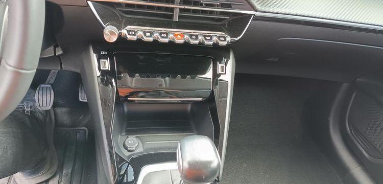 PEUGEOT 208 1.2 PURETECH 100 ALLURE – ESSENCE – 11149 KMS – ANNEE 2023 GRIS PZ2X759