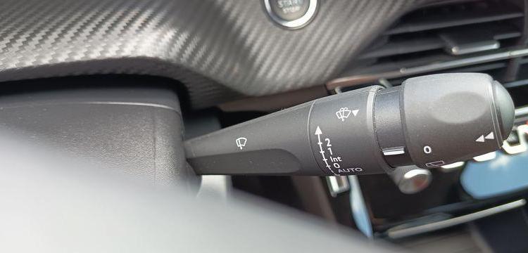 PEUGEOT 208 1.2 PURETECH 100 ALLURE – ESSENCE – 11149 KMS – ANNEE 2023 GRIS PZ2X759