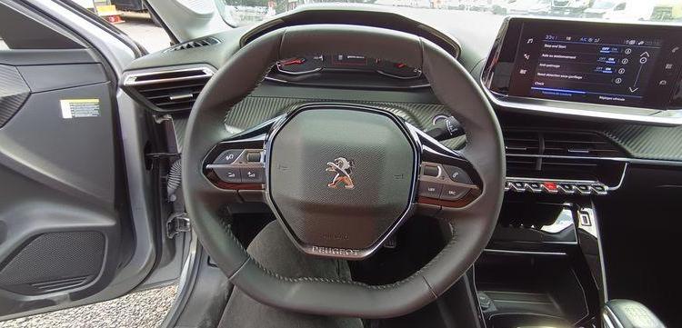 PEUGEOT 208 1.2 PURETECH 100 ALLURE – ESSENCE – 11149 KMS – ANNEE 2023 GRIS PZ2X759