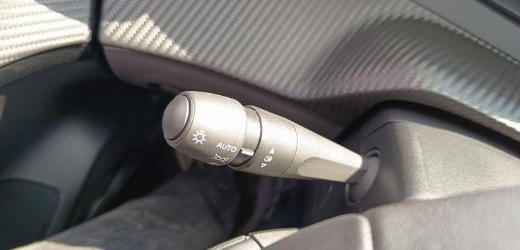 PEUGEOT 208 1.2 PURETECH 100 ALLURE – ESSENCE – 11149 KMS – ANNEE 2023 GRIS PZ2X759
