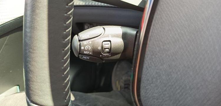 PEUGEOT 208 1.2 PURETECH 100 ALLURE – ESSENCE – 11149 KMS – ANNEE 2023 GRIS PZ2X759