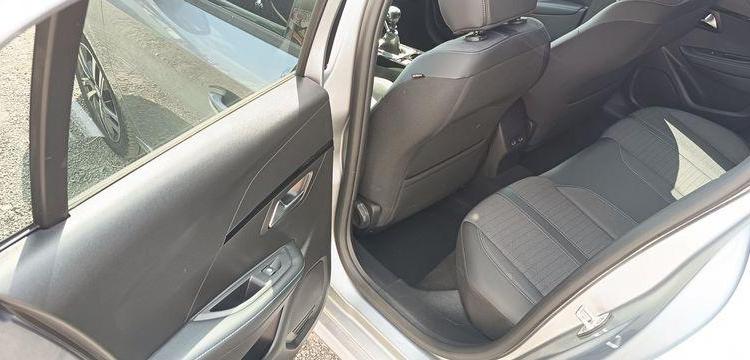 PEUGEOT 208 1.2 PURETECH 100 ALLURE – ESSENCE – 11149 KMS – ANNEE 2023 GRIS PZ2X759