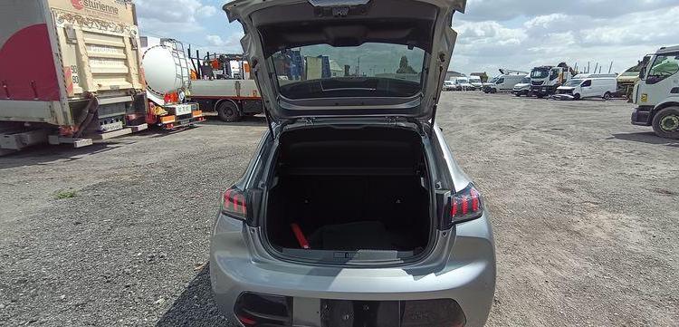 PEUGEOT 208 1.2 PURETECH 100 ALLURE – ESSENCE – 11149 KMS – ANNEE 2023 GRIS PZ2X759