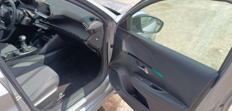 PEUGEOT 208 1.2 PURETECH 100 ALLURE – ESSENCE – 11149 KMS – ANNEE 2023 GRIS PZ2X759