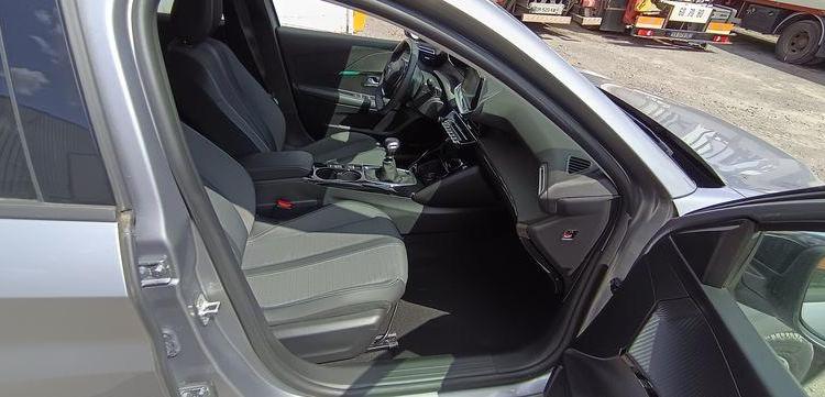 PEUGEOT 208 1.2 PURETECH 100 ALLURE – ESSENCE – 11149 KMS – ANNEE 2023 GRIS PZ2X759
