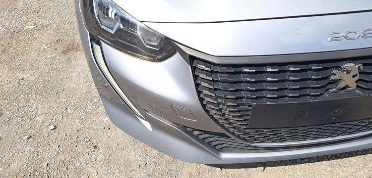PEUGEOT 208 1.2 PURETECH 100 ALLURE – ESSENCE – 11149 KMS – ANNEE 2023 GRIS PZ2X759