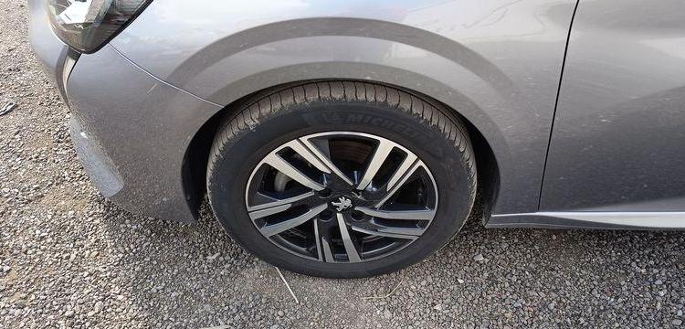 PEUGEOT 208 1.2 PURETECH 100 ALLURE – ESSENCE – 11149 KMS – ANNEE 2023 GRIS PZ2X759