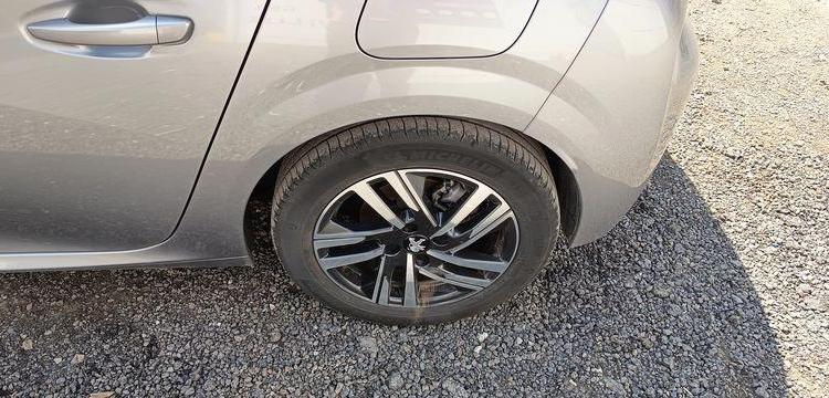 PEUGEOT 208 1.2 PURETECH 100 ALLURE – ESSENCE – 11149 KMS – ANNEE 2023 GRIS PZ2X759